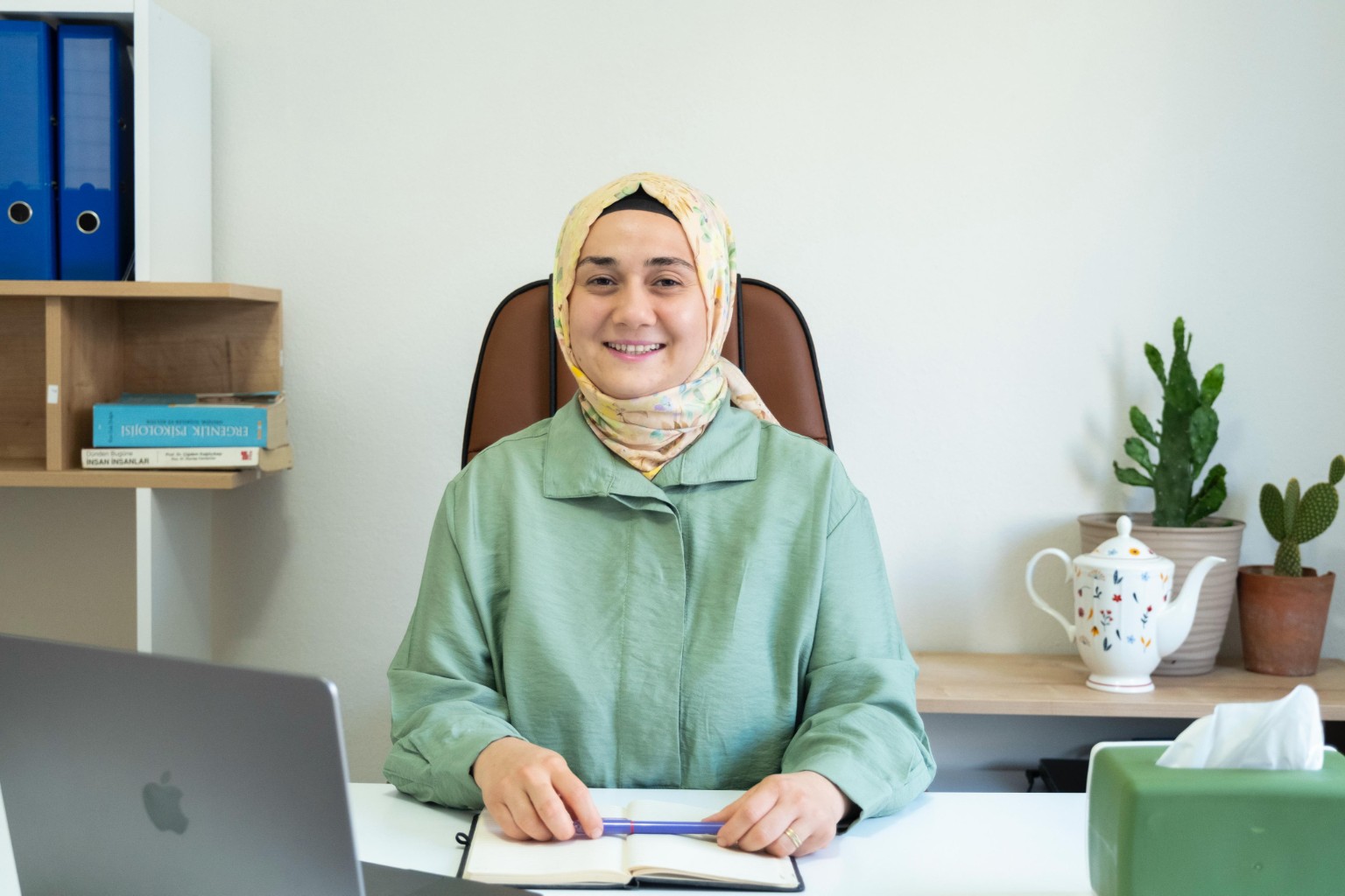 Psikolojik Danışman Nazike Büşra Değirmencioğlu ofisinde